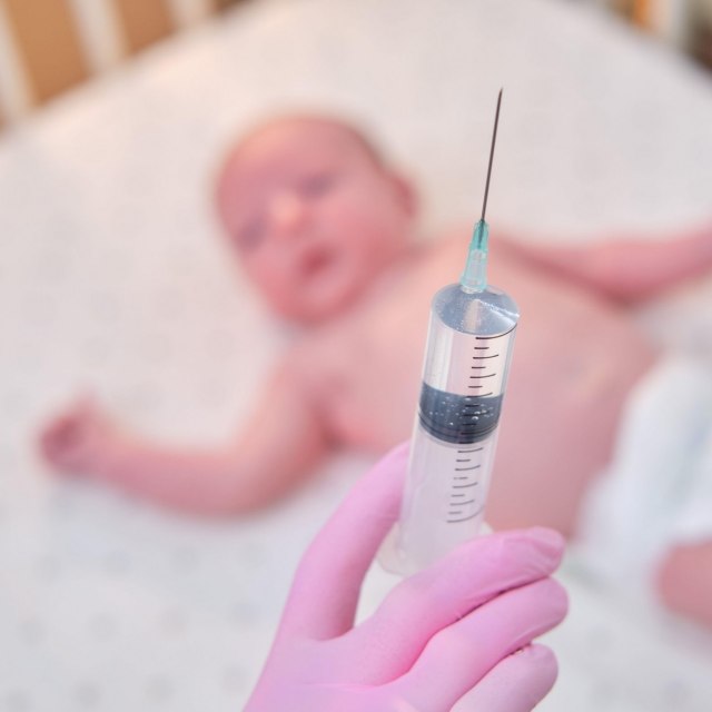 Novoroðenèe greškom vakcinisali protiv kovida